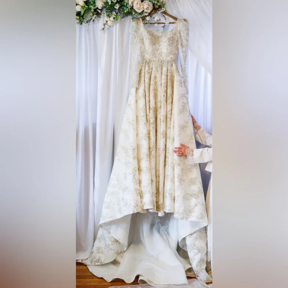 I am selling my wedding dress and veil all in great condition - Picture 2 of 5